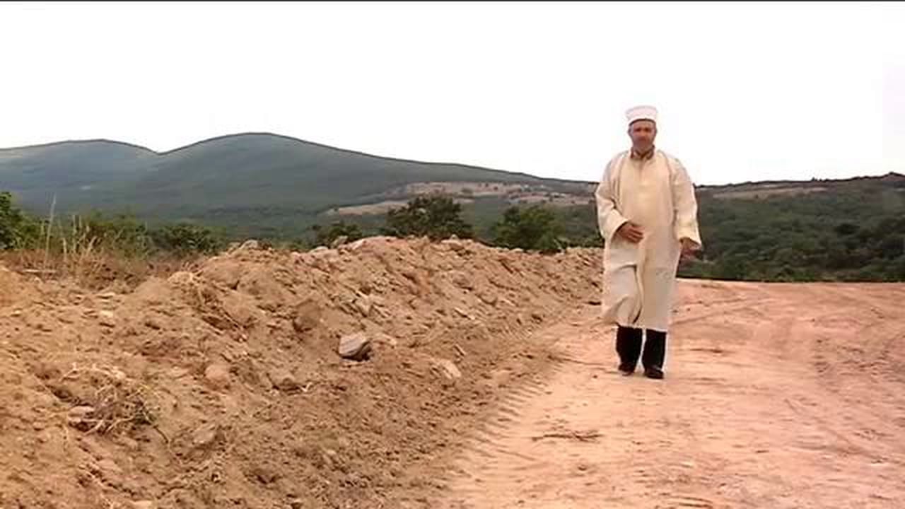 El Muftí Mehmet Damatouglou reza por quienes pierden la vida cruzando el rio Evros